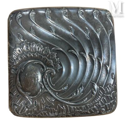 une image représentant une boucle de ceinture en métal ornée d'un motif