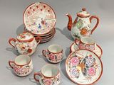 de nombreux types de théières et de soucoupes sur la table
