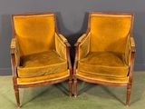 paire de fauteuils en velours jaune aux accoudoirs tournés