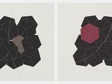 quatre images différentes d'un objet noir et rouge sur fond blanc