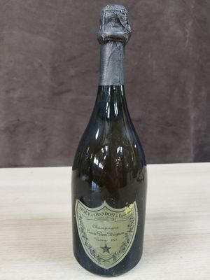 une bouteille de vin posée sur une table