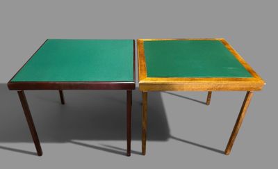 une paire de tables avec des plateaux verts et des pieds en bois