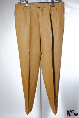 une photo d'un pantalon suspendu à un cintre