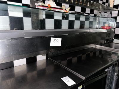 une photo d'une cuisine professionnelle aux murs à carreaux noirs et blancs