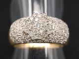 un gros plan d'une bague en diamant posée sur une surface noire