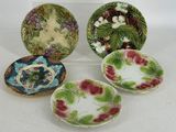 quatre petites assiettes ornées de fleurs et de feuilles, posées sur un fond blanc