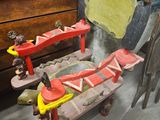 une exposition de jouets et d'outils présentés dans une pièce