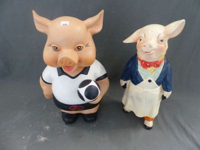 deux figurines de cochons placées l'une à côté de l'autre