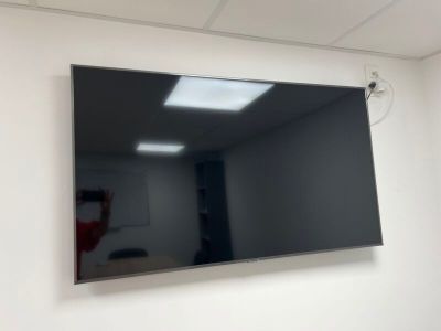 une télévision à écran plat accrochée au mur dans une pièce