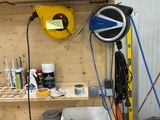 un établi contenant beaucoup d'outils