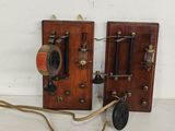 deux téléphones à l'ancienne posés sur une surface blanche