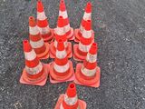 de nombreux cônes de signalisation orange et blancs posés au sol