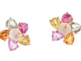 une photo d'une paire de boucles d'oreilles ornées de pierres multicolores