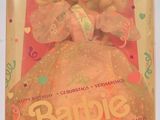 une poupée Barbie dans une boîte rose posée sur une surface blanche