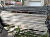 un tas de métal et un tas de bois au bord de la route