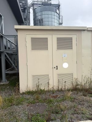 un immeuble sur le côté duquel se trouve une borne d'incendie