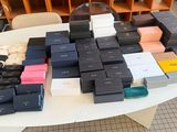 un grand nombre de boîtes posées sur une table