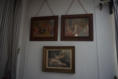 deux tableaux accrochés au mur au-dessus d'un lit