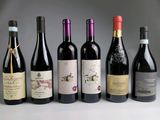 plusieurs bouteilles de vin sont alignées sur une table