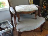 un chien assis sur une chaise dans le salon