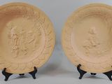 deux assiettes sur lesquelles figurent les portraits d'un homme et d'une femme