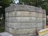 un tas de bois posé sur un tas de ciment