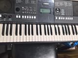 un clavier posé sur une table