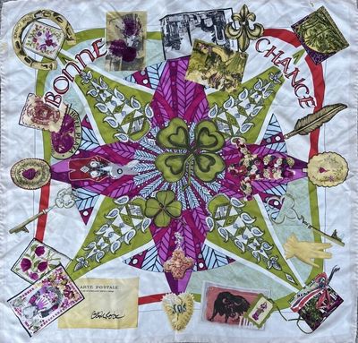 CHRISTIAN LACROIX CARRE de soie à décor d'un trèfle et porta…