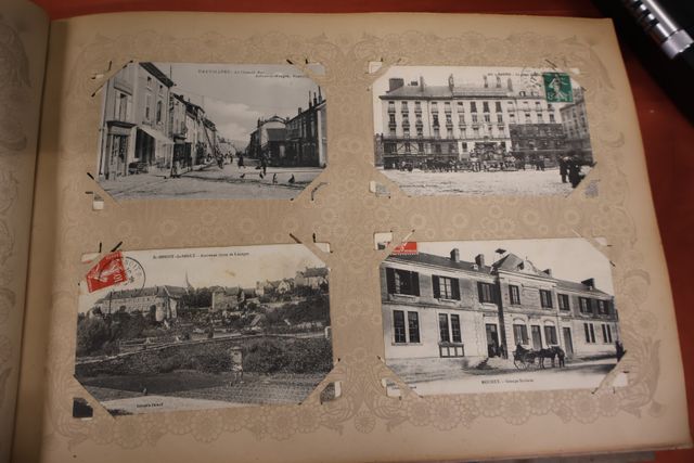 Lot de deux albums de cartes postales. Joint un chromo
