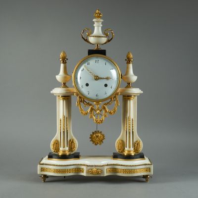 une horloge posée sur une table