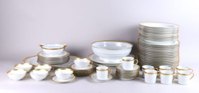 beaucoup d'assiettes et de tasses sur la table