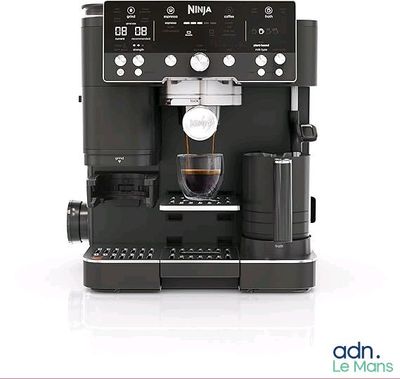 une image d'une machine à café noire sur fond blanc