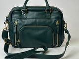 un sac à main en cuir vert sur fond blanc