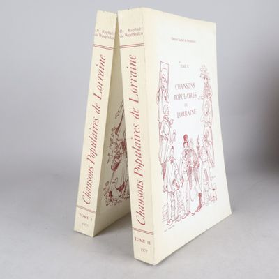 deux livres posés l'un sur l'autre devant un fond gris