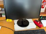 un écran d'ordinateur et un clavier sur un bureau