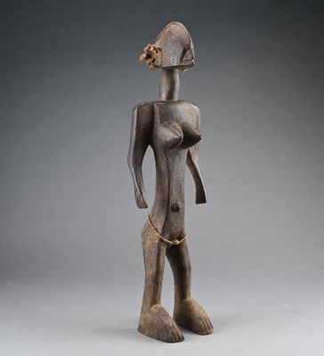 une image représentant une statue en bois d'une femme avec un oiseau sur la tête