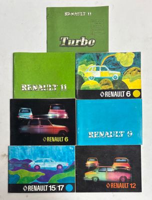quatre livres sont empilés sur une table