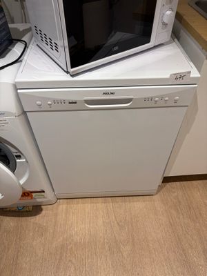 un micro-ondes et un lave-vaisselle posé sur un autre lave-vaisselle