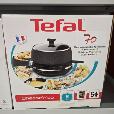 une boîte de nourriture posée sur une étagère