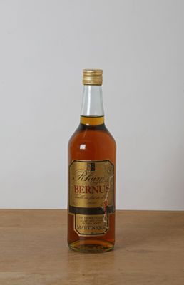 une photo d'une bouteille d'alcool posée sur une table en bois