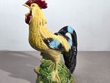 une figurine représentant un coq posée sur une table