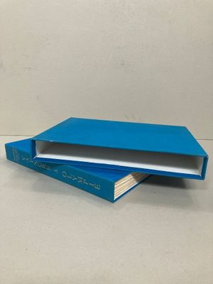 deux livres bleus empilés l'un sur l'autre sur une table
