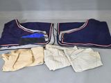 un tas de vêtements par terre, à côté d'une paire de gants