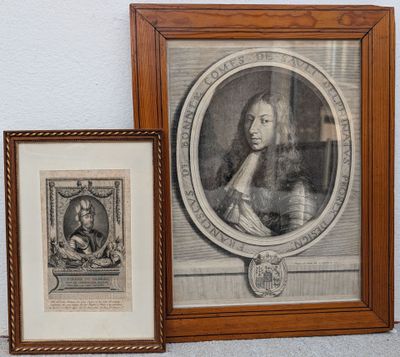 deux photos encadrées d'un homme et d'une femme sur le mur