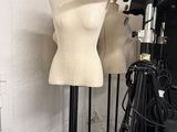 Plusieurs mannequins sont alignés devant un plateau de tournage
