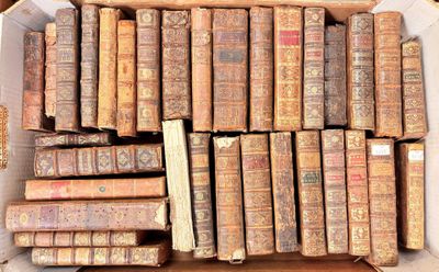 une boîte remplie de vieux livres posée sur une table