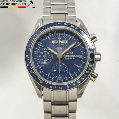 un gros plan d'une montre au cadran bleu