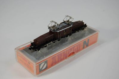 un train miniature posé sur une boîte