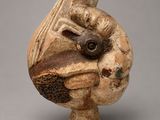 une photo d'une sculpture en céramique représentant un oiseau