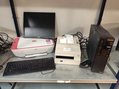 un bureau sur lequel se trouvent un ordinateur, une imprimante et un clavier